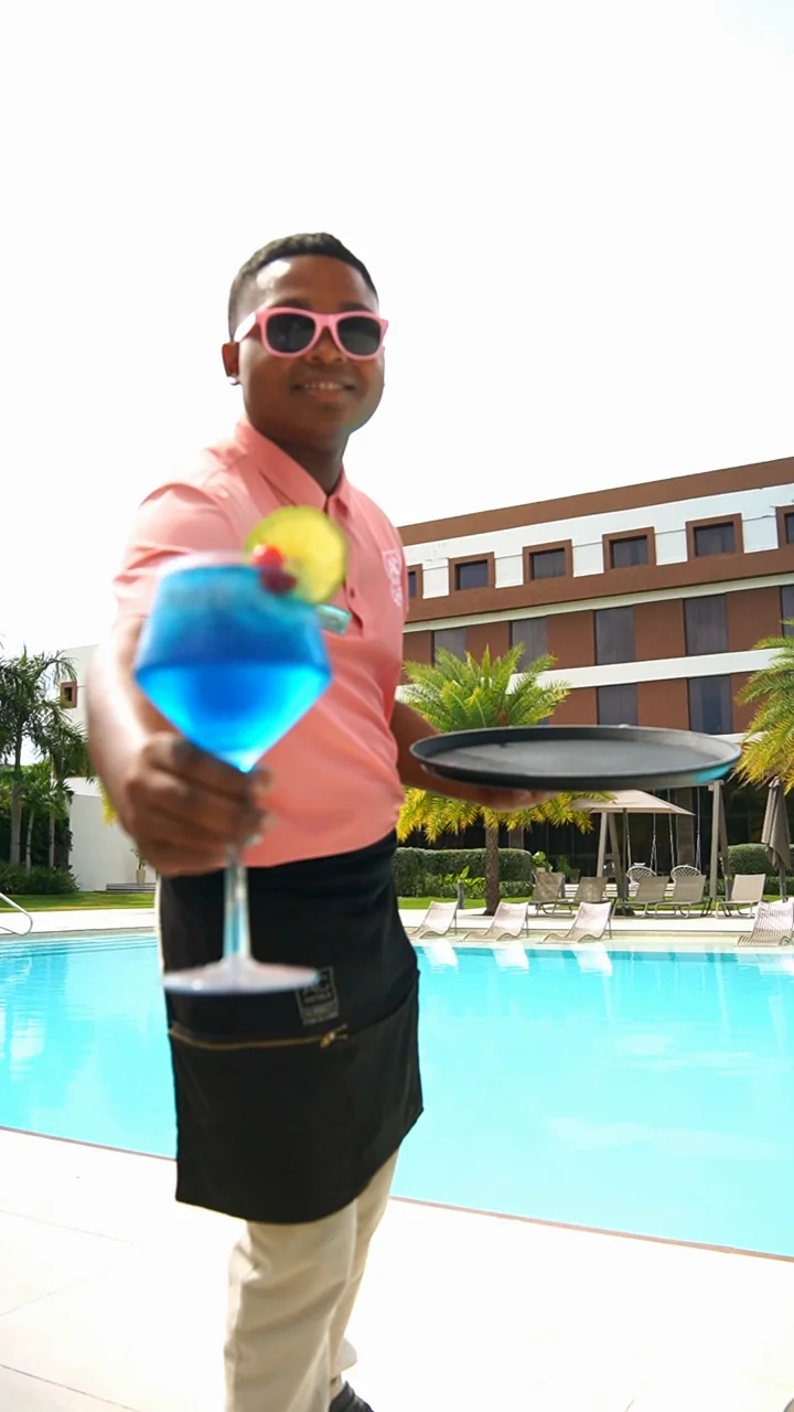 Pink Mode · poolside service